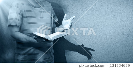 Old man preacing on the street 131534639