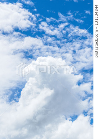 夏日天空：晴朗的藍天與雲 290 131534844