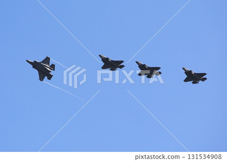 Before landing approach, departure from formation Before landing approach, departure from formation 131534908