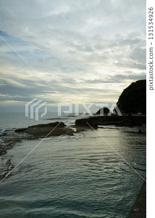 退潮時的淺灘，遠處可見海、天和雲彩 131534926