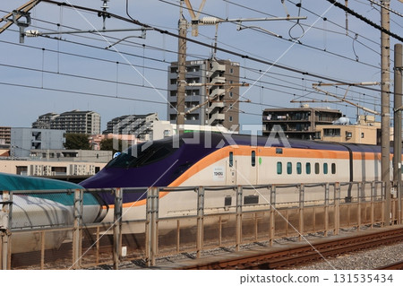 與 JR 埼京線平行運行的新幹線列車 與 JR 埼京線平行運行的新幹線列車 131535434