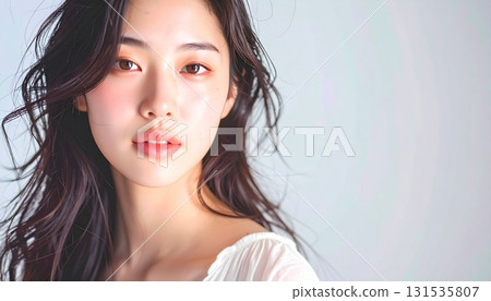 皮膚白皙、五官精緻的自然美人肖像 131535807