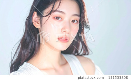 皮膚白皙、五官精緻的自然美人肖像 131535808