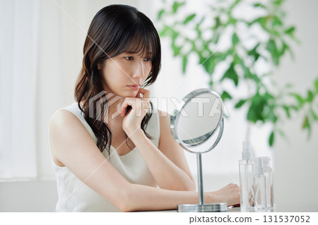 一名年輕女子患有皮膚問題 131537052