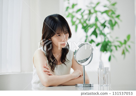 一名年輕女子患有皮膚問題 131537053