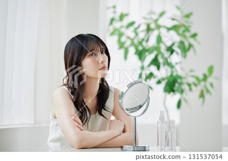 一名年輕女子患有皮膚問題 131537054