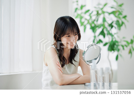 微笑的年輕女子照鏡子 微笑的年輕女子照鏡子 131537056