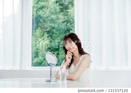 美妝圖片:年輕女性的保養場景 美妝圖片:年輕女性的保養場景 131537120