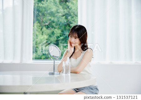 微笑的年輕女子照鏡子 微笑的年輕女子照鏡子 131537121