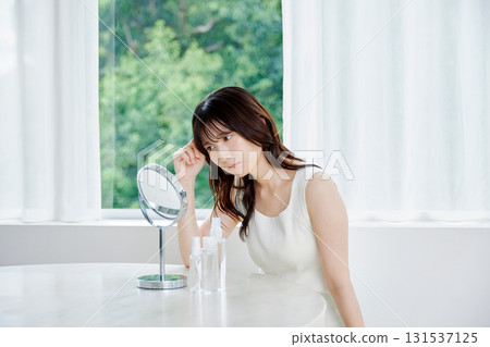 一名年輕女子患有皮膚問題 一名年輕女子患有皮膚問題 131537125