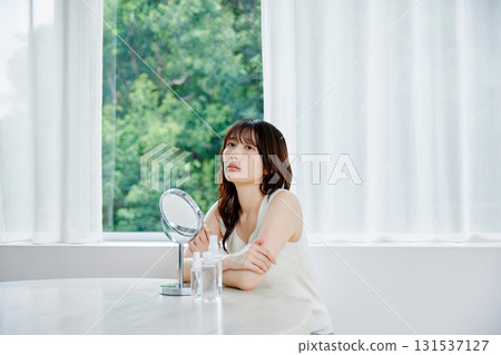 一名年輕女子患有皮膚問題 一名年輕女子患有皮膚問題 131537127