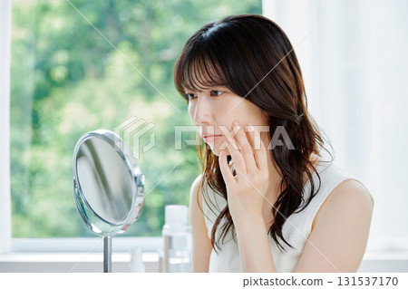 一名年輕女子患有皮膚問題 一名年輕女子患有皮膚問題 131537170