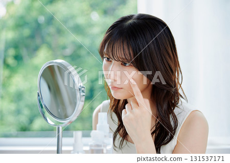 一名年輕女子患有皮膚問題 131537171