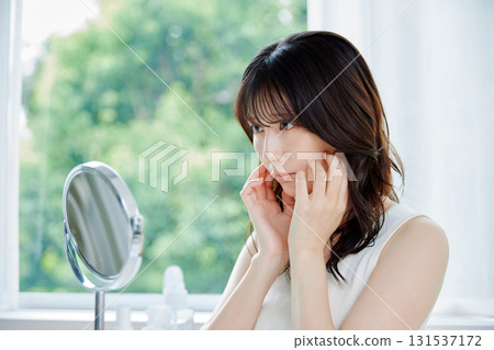 一名年輕女子患有皮膚問題 一名年輕女子患有皮膚問題 131537172