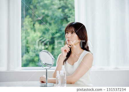 一名年輕女子患有皮膚問題 一名年輕女子患有皮膚問題 131537234