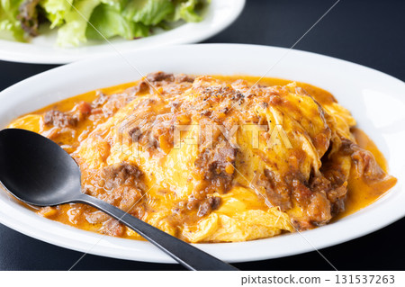 Delicious beef stew sauce, soft-boiled egg omelet rice and salad 131537263