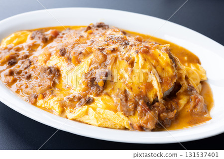 Delicious soft-boiled egg omelet rice with beef stew sauce Delicious soft-boiled egg omelet rice with beef stew sauce 131537401