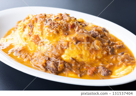 美味的溏心蛋煎蛋飯佐牛肉醬 131537404