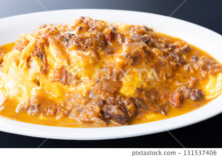 Delicious soft-boiled egg omelet rice with beef stew sauce Delicious soft-boiled egg omelet rice with beef stew sauce 131537406