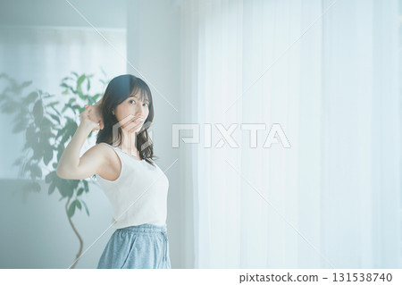 美女圖片:一位正在伸展身體的女士 美女圖片:一位正在伸展身體的女士 131538740