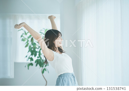 美女圖片:一位正在伸展身體的女士 美女圖片:一位正在伸展身體的女士 131538741
