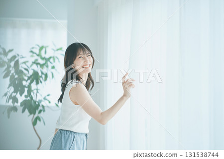 美女圖片:一位女士拉開窗簾 美女圖片:一位女士拉開窗簾 131538744