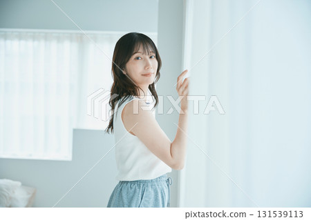 美女圖片:一位女士拉開窗簾 美女圖片:一位女士拉開窗簾 131539113