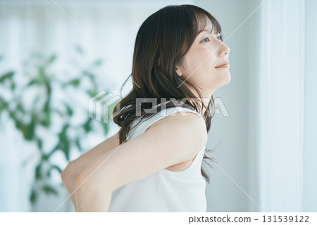 美女圖片:一位女士望著窗外 美女圖片:一位女士望著窗外 131539122
