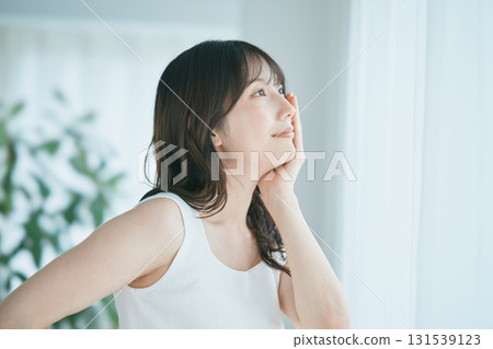 美女圖片：一位女士望著窗外 131539123