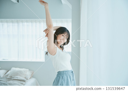 美女圖片:一位正在伸展身體的女士 美女圖片:一位正在伸展身體的女士 131539647