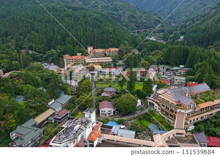 群馬縣四萬溫泉的溫泉街和旅館的鳥瞰圖 131539684