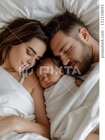 幸福的家庭一起睡覺的形象 131539693