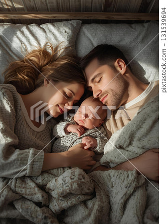幸福的家庭一起睡覺的形象 131539694