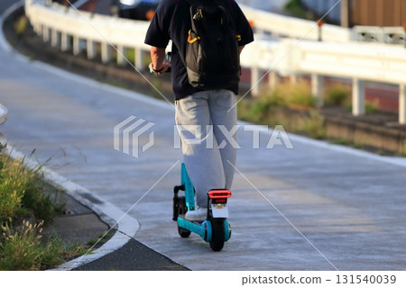 在路上運行的電動滑板的圖像 在路上運行的電動滑板的圖像 131540039