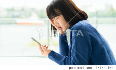 一位無法看清智慧型手機的女性 一位無法看清智慧型手機的女性 131540168