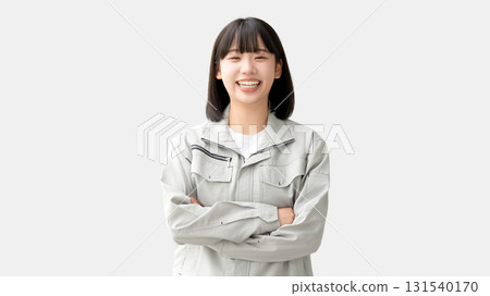 一位身穿工作服、雙臂交叉的年輕女子 131540170