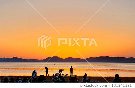 觀賞夕陽映照下的豬苗代湖的人們 觀賞夕陽映照下的豬苗代湖的人們 131541181