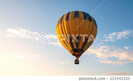 條紋熱氣球與清晨天空飄浮的出發之光 131542283