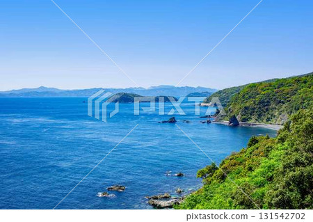 日暮里海岸的毘沙浦姊妹岩和黑浜海灘 日暮里海岸的毘沙浦姊妹岩和黑浜海灘 131542702