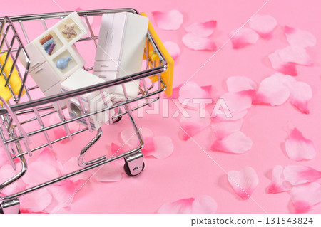 一輛手推車和微型家具及電器描繪出新生活的景象 131543824