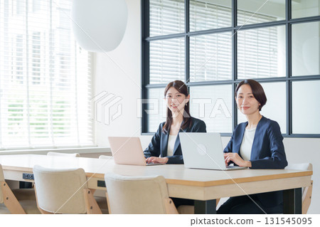 在辦公室工作的商人和婦女 131545095