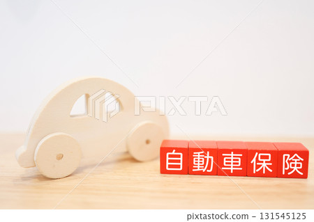 木製汽車和汽車保險字母塊，帶有影印空間。 131545125