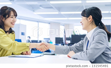 明亮的辦公室場景 明亮的辦公室場景 131545491