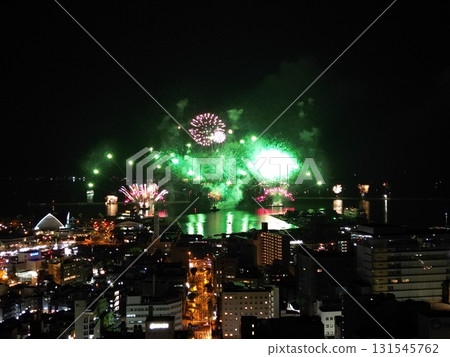 錦江灣夏夜煙火大會鳥瞰圖照亮了鹿兒島的夜空 錦江灣夏夜煙火大會鳥瞰圖照亮了鹿兒島的夜空 131545762