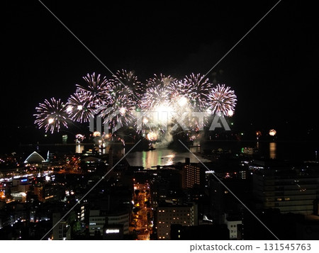錦江灣夏夜煙火大會鳥瞰圖照亮了鹿兒島的夜空 錦江灣夏夜煙火大會鳥瞰圖照亮了鹿兒島的夜空 131545763