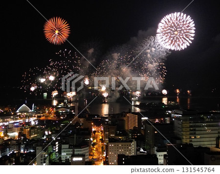 錦江灣夏夜煙火大會鳥瞰圖照亮了鹿兒島的夜空 131545764