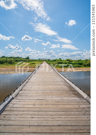 Kozuya Bridge (flowing bridge), a famous spot on the Kizu River, Yawata City, Kyoto Prefecture 131545965