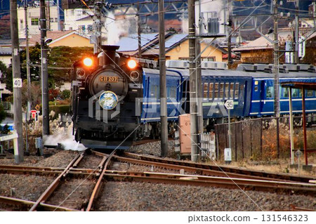 夜幕降臨,SL Daiki C11207號列車沿著鬼怒川強勁行駛。 夜幕降臨,SL Daiki C11207號列車沿著鬼怒川強勁行駛。 131546323