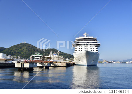 停靠北海道函館市函館港的七海探險號遊輪的秋日風景 131546354