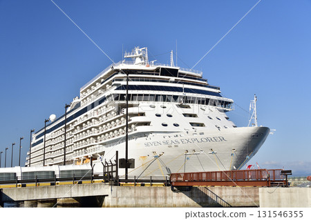 停靠北海道函館市函館港的七海探險號遊輪的秋日風景 停靠北海道函館市函館港的七海探險號遊輪的秋日風景 131546355